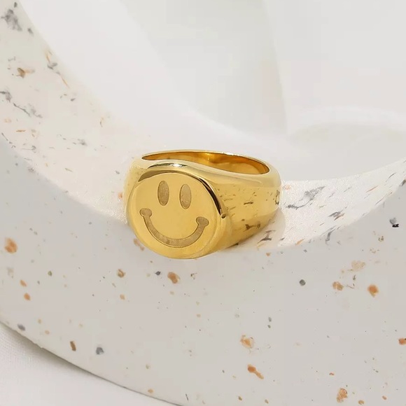 New Smile 18K Gold Happy Face Ring - Picture 7 of 7